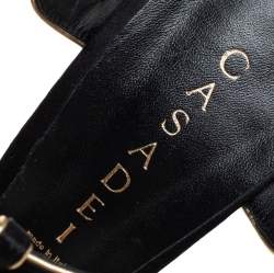 مملوكة مسبقًا صندل كاسادي سير حرف تي ساتان ذهبي/أسود مقدمة مفتوحة نعل سميك مقاس 40