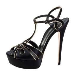 مملوكة مسبقًا صندل كاسادي سير حرف تي ساتان ذهبي/أسود مقدمة مفتوحة نعل سميك مقاس 40