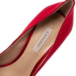 Pre Owned حذاء كعب عالي كاسادي مقدمة مدببة كعب بليد ساتان أحمر مقاس 37