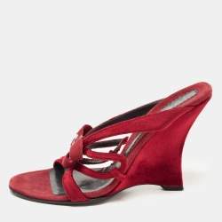 مملوكة مسبقًا Casadei Red Velvet Bow Embellished Wedge Strappy Sandals Size 38