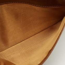 مملوكة مسبقًا حافظة شيكات جلدية منقوشة بشعار سيلين تريومف بلون أسمر