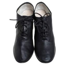 Pre Owned حذاء بوت كاحل سيلين جلد أسود بكعب مربع عريض مقاس 39