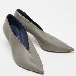 مملوكة مسبقًا Celine Grey Leather V Neck Pointed Toe Pumps Size 38.5