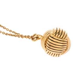 مملوكة مسبقًا قلادة سي أتش كارولينا هيريرا دلاية مستديرة لون ذهب منقوشة