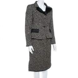 Pre Owned طقم تنورة وبليزر سي أتش كارولينا هيريرا ساتان جاكار نقش مونوكروم L