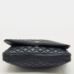 مملوكة مسبقًا حقيبة كتف سي إتش كارولينا هيريرا جلد مبطن أزرق بحري بقلاب وسلسلة