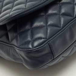 مملوكة مسبقًا حقيبة كتف سي إتش كارولينا هيريرا جلد مبطن أزرق بحري بقلاب وسلسلة