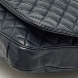 مملوكة مسبقًا حقيبة كتف سي إتش كارولينا هيريرا جلد مبطن أزرق بحري بقلاب وسلسلة