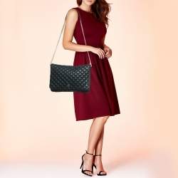 مملوكة مسبقًا حقيبة كتف سي إتش كارولينا هيريرا جلد مبطن أزرق بحري بقلاب وسلسلة