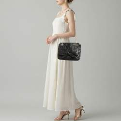 مملوكة مسبقًا حقيبة كتف سي إتش كارولينا هيريرا بأودي بفي بكعب جلد مونوجرامي أسود