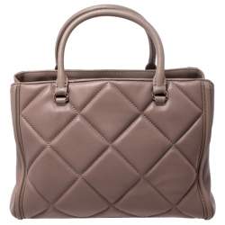 مملوكة مسبقًا حقيبة كارولينا هيريرا جلد بني فاتح نمط مبطن