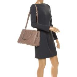 مملوكة مسبقًا حقيبة كارولينا هيريرا جلد بني فاتح نمط مبطن