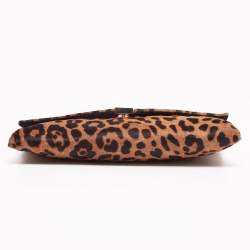 Pre Owned حقيبة كلتش سي أتش كارولينا هيريرا شعر عجل نقشة فهد بنية نمط مظروف 