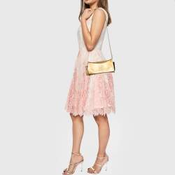 مملوكة مسبقًا حقيبة كتف سي إتش كارولينا هيريرا جلد مثقب ميتالك ذهبي بشعار ماركة بقلاب بشراشيب