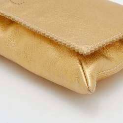 مملوكة مسبقًا حقيبة كتف سي إتش كارولينا هيريرا جلد مثقب ميتالك ذهبي بشعار ماركة بقلاب بشراشيب