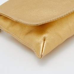 مملوكة مسبقًا حقيبة كتف سي إتش كارولينا هيريرا جلد مثقب ميتالك ذهبي بشعار ماركة بقلاب بشراشيب