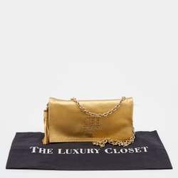 مملوكة مسبقًا حقيبة كتف سي إتش كارولينا هيريرا جلد مثقب ميتالك ذهبي بشعار ماركة بقلاب بشراشيب