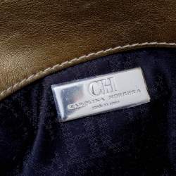 مملوكة مسبقًا حقيبة كتف سي إتش كارولينا هيريرا جلد مثقب ميتالك ذهبي بشعار ماركة بقلاب بشراشيب