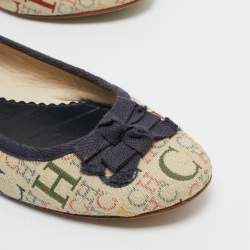 مملوكة مسبقًا حذاء باليرينا فلات سي إتش كارولينا هيريرا قماش كريمي/أزرق مزين فيونكه مونوغرام مقاس 39