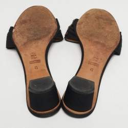 مملوكة مسبقًا صندل سلايد سي إتش كارولينا هيريرا غليتر وساتان أسود مقاس 38