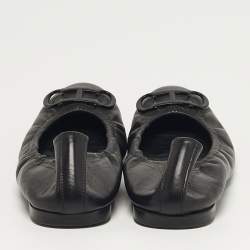 مملوكة مسبقًا حذاء فلات باليه سي إتش كارولينا هيريرا مجعد فيونكة جلد لامع وجلد أسود / بيج مقاس 38 