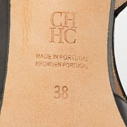 مملوكة مسبقًا صندل سي إتش كارولينا هيريرا جلد أسود لامع مع فيونكة بفتحة كعب مقدمة مدببة مقاس 38