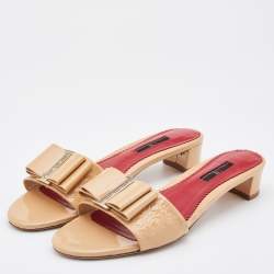Pre Owned CH Carolina Herrera Beige Patent Leather Bow Slide Sandals Size 39