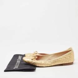 مملوكة مسبقًا CH Carolina Herrera Gold Logo Embossed Leather Bow Ballet Flats Size 39
