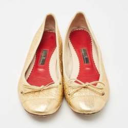 مملوكة مسبقًا CH Carolina Herrera Gold Logo Embossed Leather Bow Ballet Flats Size 39