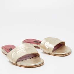 مملوكة مسبقًا CH Carolina Herrera Gold Leather Logo Flat Slides Size 38