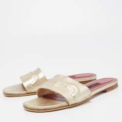 مملوكة مسبقًا CH Carolina Herrera Gold Leather Logo Flat Slides Size 38
