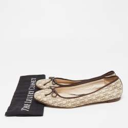 مملوكة مسبقًا CH Carolina Herrera Cream/Brown Monogram Canvas Bow Ballet Flats Size 38