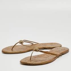 مملوكة مسبقًا CH Carolina Herrera Gold Leather Thong Flats Size 38