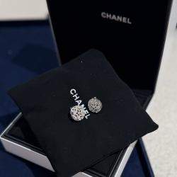 Pre Owned أقراط شانيل نجمة خماسية مجوفة مرصعة بالماس ذهب أبيض كومت