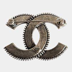 Pre Owned Chanel Grey CC Laiton Argente Brooch
