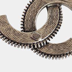 Pre Owned Chanel Grey CC Laiton Argente Brooch