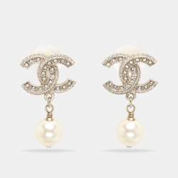 مملوكة مسبقًا Chanel Pale Gold Tone Crystal CC Faux Pearl Drop Earrings