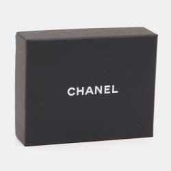 مملوكة مسبقًا Chanel CC Faux Pearl Enamel Gold Tone Brooch
