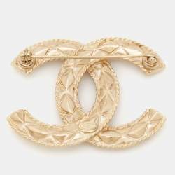 مملوكة مسبقًا Chanel CC Faux Pearl Enamel Gold Tone Brooch