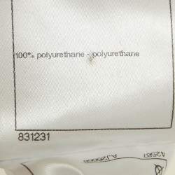 مملوكة مسبقًا معطف مطري شفاف من شانيل صناعي مزخرف بكشكش صغير