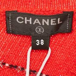 مملوكة مسبقًا سويتر شانيل كشمير لوركس أحمر بخطوط وزرار بالخلف مقاس ميديوم (متوسط)