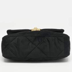 مملوكة مسبقًا حقيبة شانيل 19 قطيفة مبطنة سوداء صغيرة بقلاب