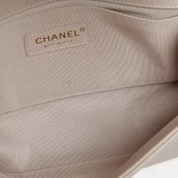 Pre Owned Chanel Beige Chevron Quilted Soft Caviar Leather Medium Boy Flap Bag