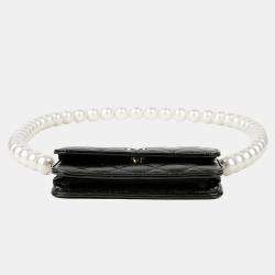 مملوكة مسبقًا محفظة شانيل جلد أسود بحزام لؤلؤ سلسلة