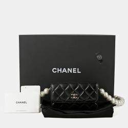 مملوكة مسبقًا محفظة شانيل جلد أسود بحزام لؤلؤ سلسلة