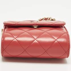 مملوكة مسبقًا Chanel Red Quilted Leather Kiss Lock Chain Clutch