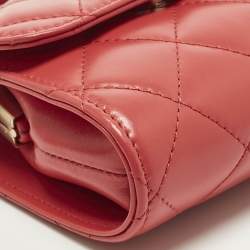 مملوكة مسبقًا Chanel Red Quilted Leather Kiss Lock Chain Clutch