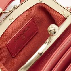 مملوكة مسبقًا Chanel Red Quilted Leather Kiss Lock Chain Clutch