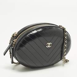 مملوكة مسبقًا Chanel La Pausa Black Chevron Leather Chain Clutch