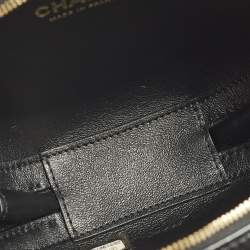 مملوكة مسبقًا Chanel La Pausa Black Chevron Leather Chain Clutch